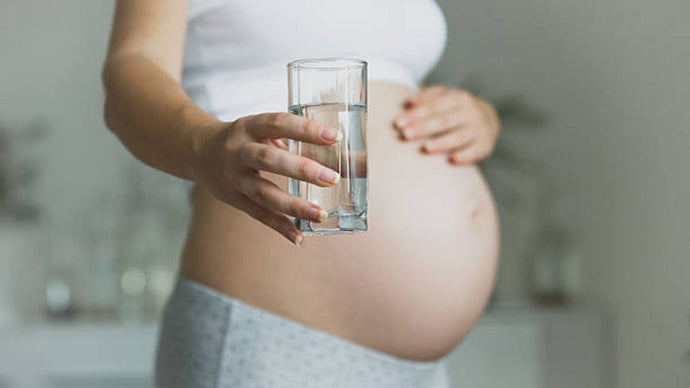 ¿Cuánta agua debo beber en el embarazo?